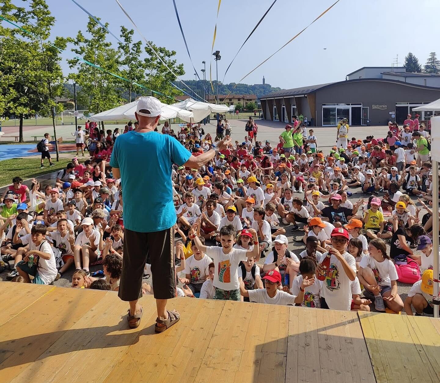 Immagine dell’articolo Almè in festa per i 60 anni dell’oratorio: foto-ricordo, recital e una mongolfiera